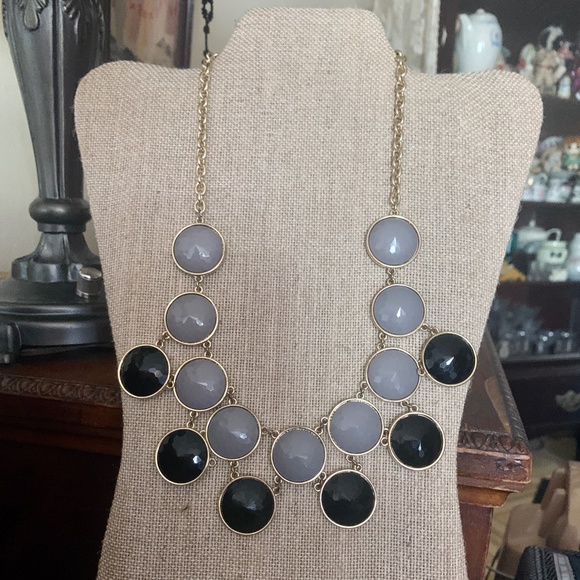 Francesca's Collections Black & Gray Round Stone Necklace - NWOT - Neutral Gems - Picture 3 of 9
